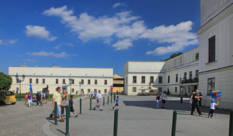 1260-zamek-pohled-na-lottyhaus-a-lidi_2 1260-zamek-pohled-na-lottyhaus-a-lidi_2